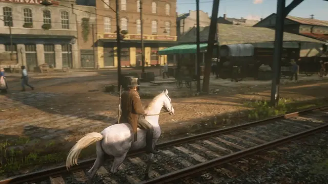 Reiter auf einem Schimmel an den Gleisen, dahinter die Marktstraße von Saint Denis.